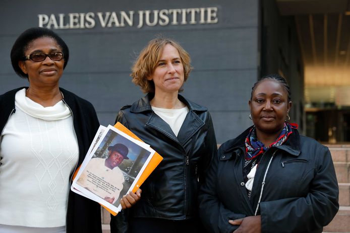 Esther Kiobel, advocaat Channa Samkalden en Victoria Bera (vlnr.), voorafgaand aan de uitspraak van de rechtbank in de zaak die de Nigeriaanse Esther Kiobel samen met drie andere weduwen in 2017 aanspande tegen Shell in Nederland.