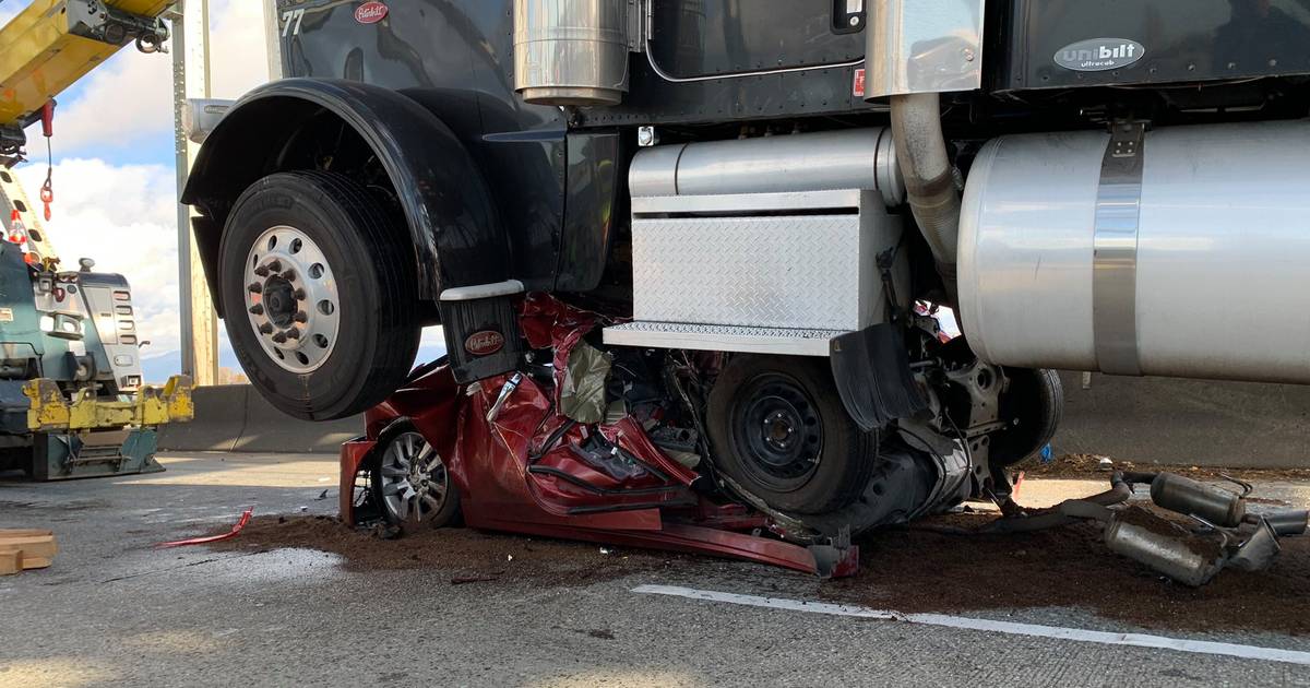 Vrouw overleeft bizar ongeluk met vrachtwagen.