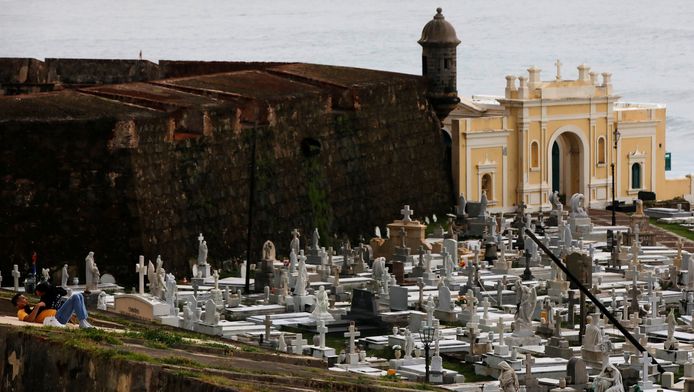 Een koppel omhelst elkaar bij de Santa Maria Magdalena de Pazzis-begraafplaats in het oude gedeelte van San Juan in Puerto Rico.