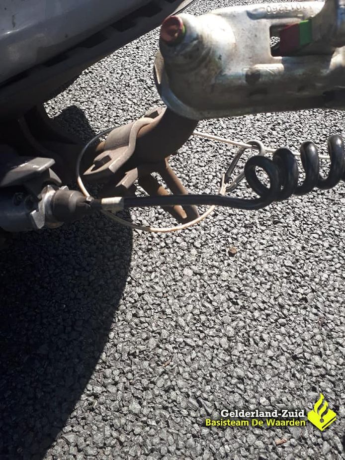 Klapband op A2 door overbeladen aanhanger, meerdere boetes voor Osse bestuurder (35).
