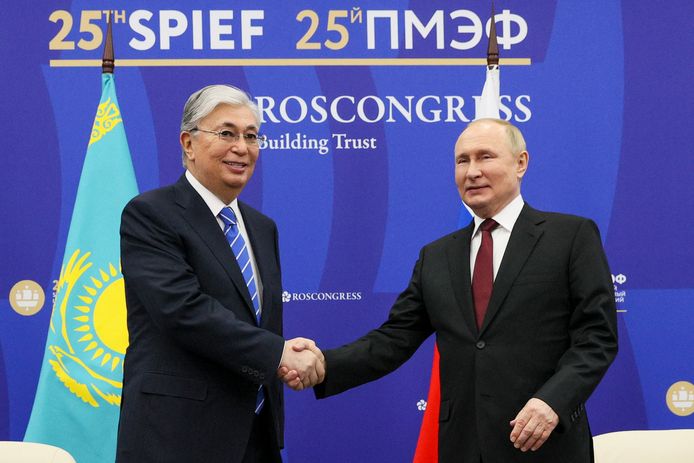 De Kazachse president Kassim-Zjomart Tokajev (links) en de Russische president Vladimir Poetin (rechts) op het International Economic Forum in Sint-Petersburg in juni 2022.