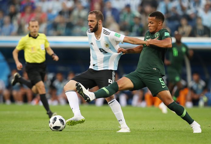 William Troost-Ekong in duel met Gonzalo Higuain.