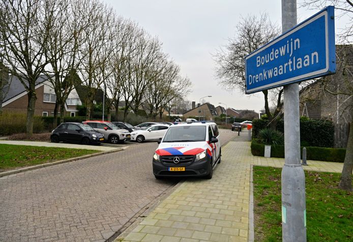 Een 71-jarige man uit Willemstad is zaterdag rond 18.10 uur zwaar mishandeld door twee inbrekers in een steegje aan de Boudewijn Drenkwaartlaan.