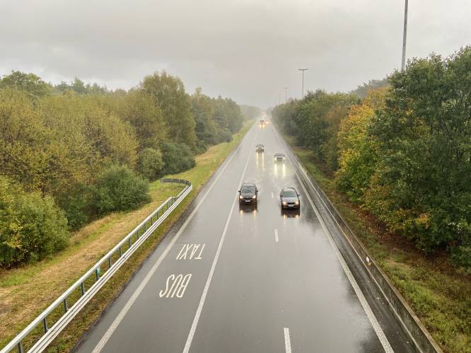 Oprit van E34 in Zoersel richting Antwerpen nacht dicht door onderhoud aan wegdek 