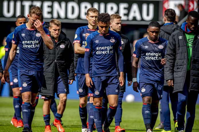 De PSV-spelers balen na de verloren match in Alkmaar.