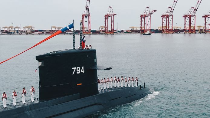 Een Taiwanese onderzeeër van Nederlandse makelij vaart voorbij tijdens een ceremonie na de eerstesteenlegging van een nieuwe scheepswerf. Deze moet vanaf 2024 eigen duikboten opleveren.  (Foto uit mei 2019). De Taiwanese marine beschikt momenteel over vier onderzeeërs.
