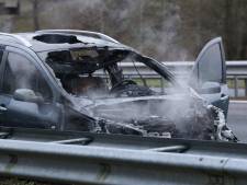 Rijdende auto vat vlam op snelweg bij Oirschot, inzittenden weten op tijd uit te stappen