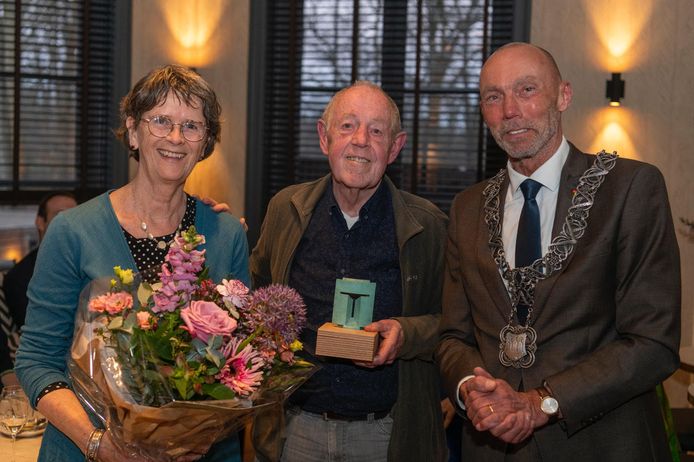 Theo van den Hoek met de Tilburg Trofee.