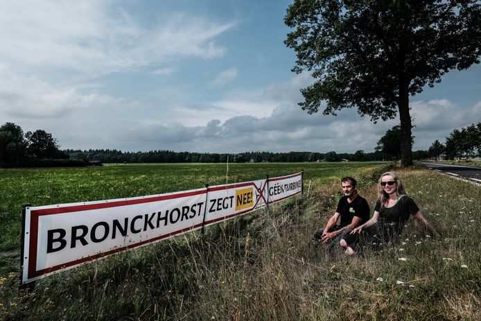 Gerrit Bluemink en Rineke de Voldere bij één van de drie 10 meter lange spandoeken met opschrift ‘Bronckhorst zegt nee! Géén turbines’ langs de N315 tussen Veldhoek en Zelhem.