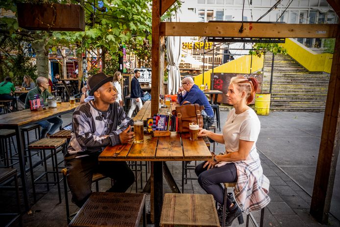 Biergarten in Rotterdam. Het bedrijf opent binnenkort ook een zaak op het Ketelhuisplein in Eindhoven.