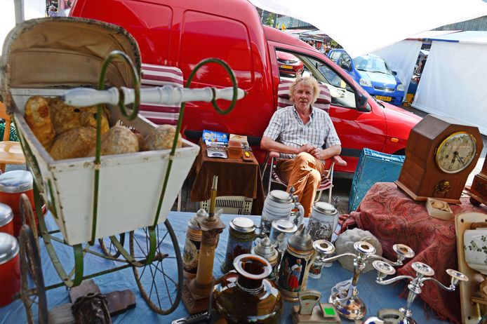 Enschedeër Klaas Meijer zit zijn hele leven al in de antiekhandel. De vlooienmarkt op het Van Heekplein is voor hem een mooi uitje.