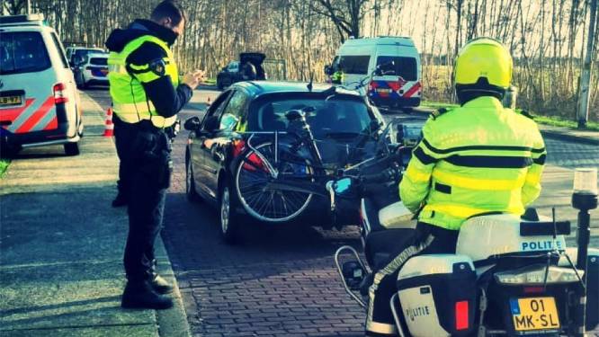 Telefoon vast en rijden zonder rijbewijs: veel overtreders gepakt bij verkeerscontrole Ommen