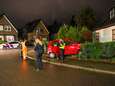 Bewoners schrikken zich ongeluk in Apeldoorn, automobilist rijdt tuin in en gaat ervandoor