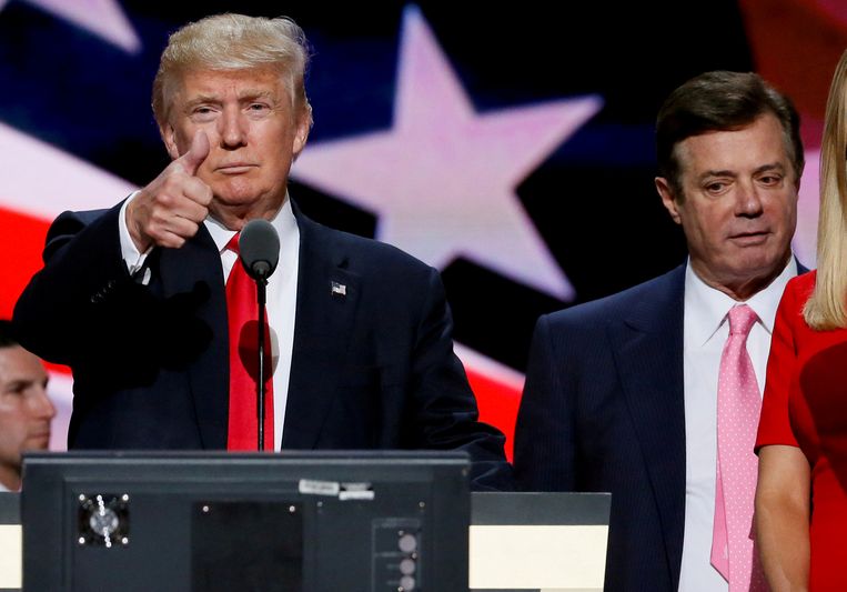 Paul Manafort als campagnemanager rechts achter Donald Trump tijdens de verkiezingscampagne. Beeld REUTERS
