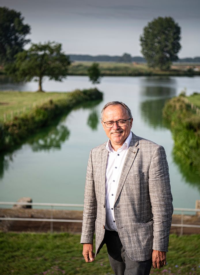 Matthieu Gremmen bij een inlaat van de Maas in Appeltern.