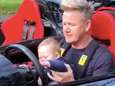 Opmerkelijke beelden: Gordon Ramsay leert zes maanden oude zoontje autorijden