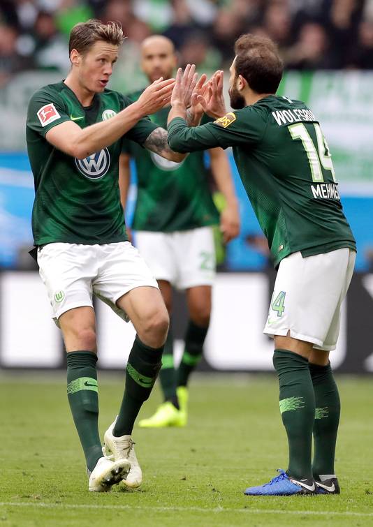 Wout Weghorst (links) viert zijn treffer met Admir Mehmedi.