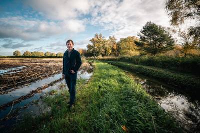Bij hevige regenval stroomt rioolwater over de akkers; 'Schoon water is niet alleen de boer z'n vera