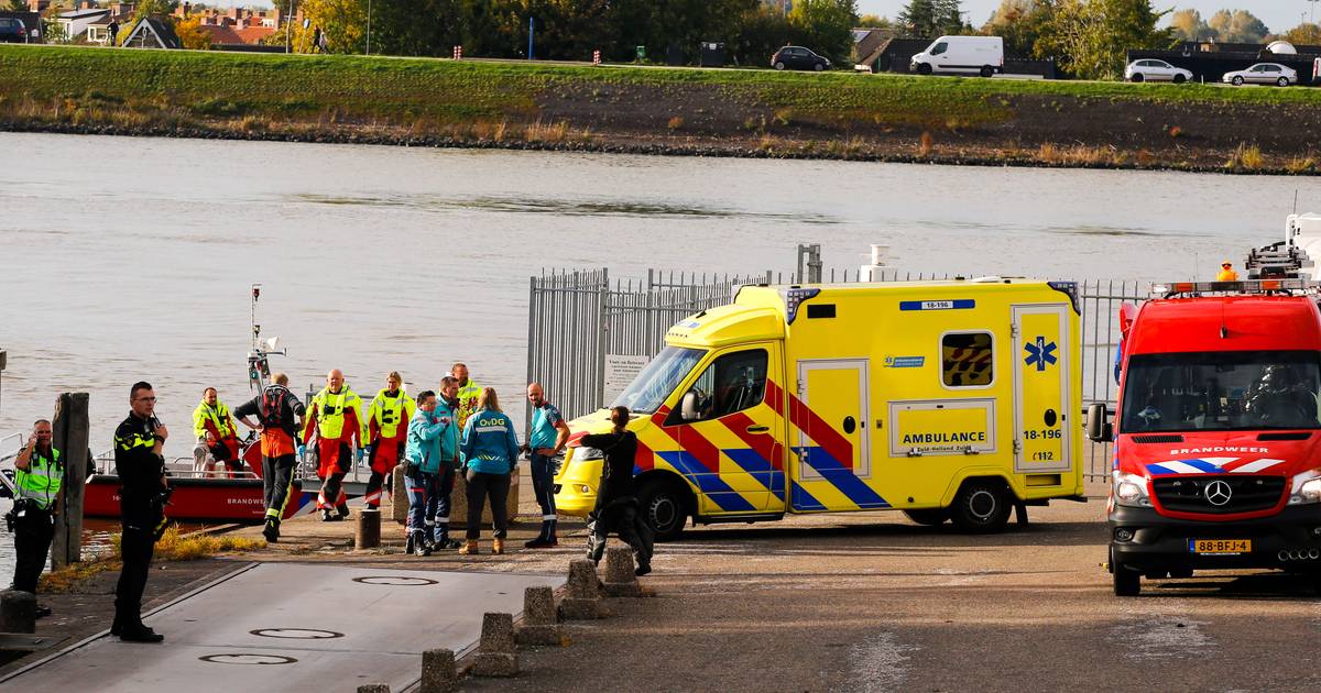 Vier lichamen uit rivier in Nederland gehaald: “Vader, moeder en twee dochters verongelukt op weg te
