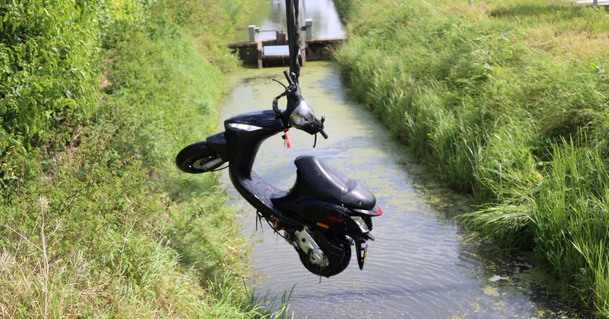 Scooteraar belandt in sloot in Deil na botsing met auto | 112 nieuws West Betuwe