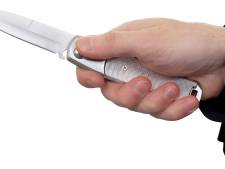 Tiener in Houten door mannen van scooter getrokken en beroofd