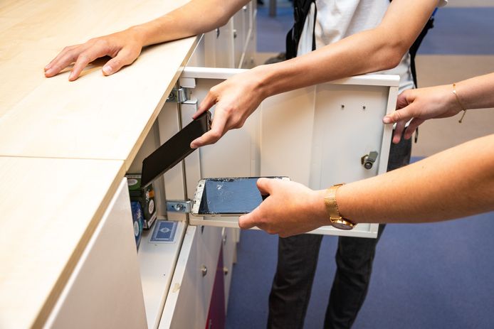 Invoering Nieuw Mobiele Telefoonbeleid Per 1 Januari 2026: ‘Thuis Of In De Kluis