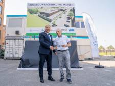 Jan Janssen onthult naambord van eigen nieuwe sporthal in Nootdorp