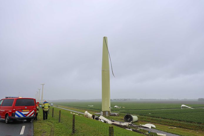 De bovenkant van een windmolen inclusief de rotor is vernield.