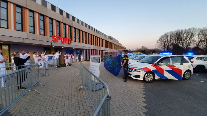 Agenten hebben donderdagavond personeel van het Amphia Ziekenhuis verrast met een bezoek.