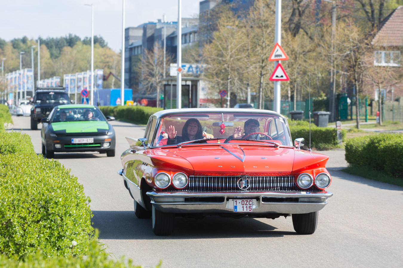 300 oldtimers rijden in rouwstoet tegen lage-emissiezone in steden