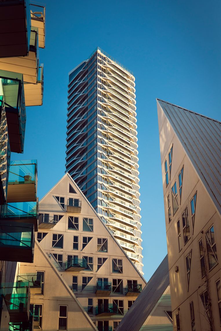 In het voormalige havengebied staat nu de hoogste woontoren van Denemarken. Beeld Visit Aarhus