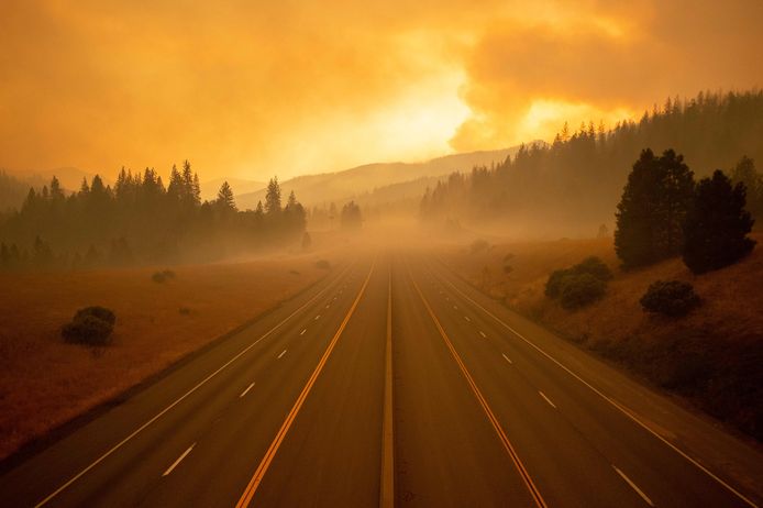 De belangrijke autosnelweg Interstate 5 is over een afstand van 80 kilometer afgesloten door de bosbrand.