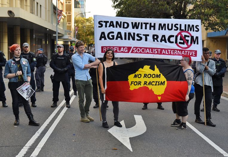 Tegendemonstranten in Sydney stellen: Steun moslims tegen racisme. Beeld EPA