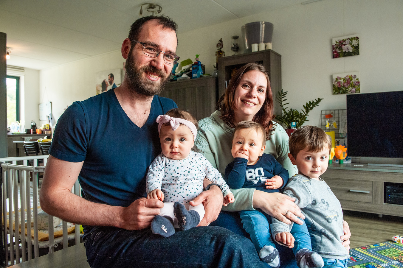 Het gezin De Geus-Mast: Patrick (36), Amanda(33), Julia en Tom (tweeling van zeven maanden) en Jake (bijna 3).