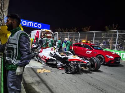 Chaos in Jeddah: Schumacher met helikopter afgevoerd na zware crash, Hamilton voor het eerst in vijf jaar niet voorbij Q1, pole voor Perez