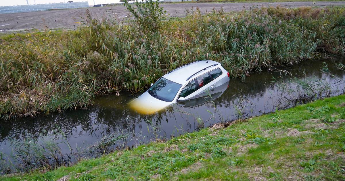 Geparkeerde auto rolt water in op de Tussenweg in Middenmeer