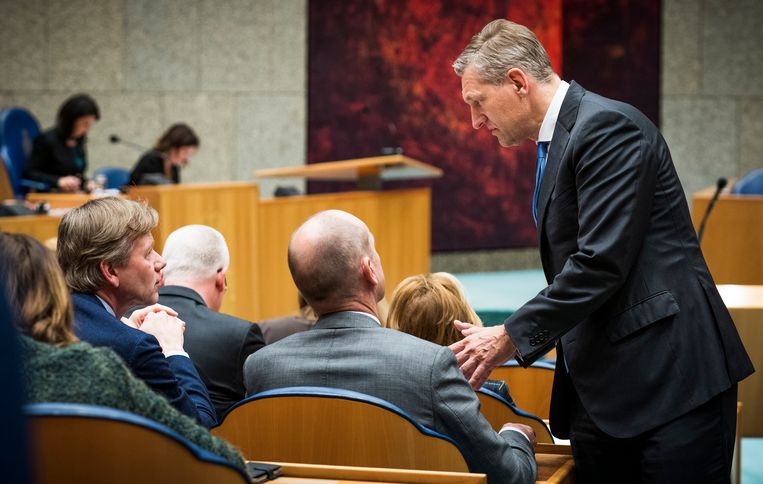 Sybrand Buma gaat even langs bij Gert-Jan Segers (ChristenUnie) en Joel Voordewind (links). Beeld Freek van den Bergh / de Volkskrant