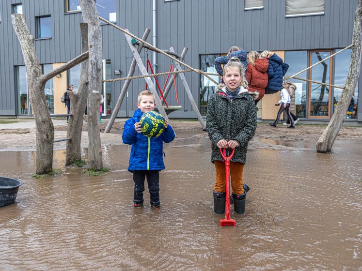 Wateroverlast bij Zwolse basisschool: 'Kan een kind in verdrinken'