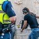 Op pad met de boa’s die het Amsterdamse blowverbod moeten handhaven: ‘Vaak zijn het toeristen’