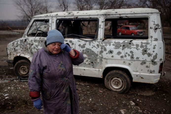 Een vrouw vertelt hoe de Russische troepen haar buurt in Trostyanets, een stadje ten zuiden van Soemy, binnendrongen.