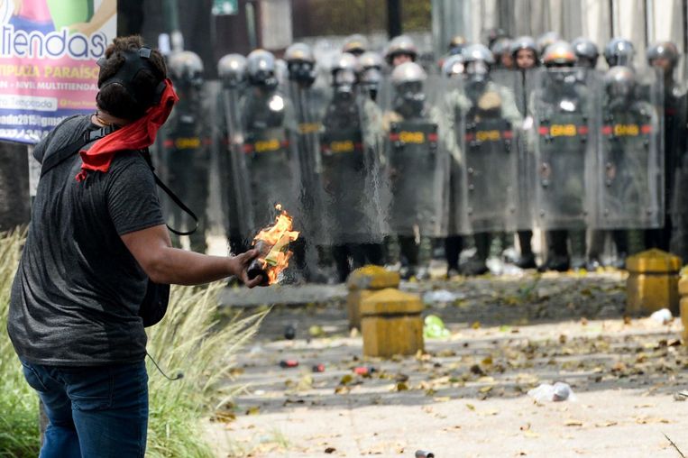 De politie gebruikte traangas tijdens de oproep in de straten van Caracas. Beeld afp