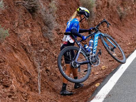 Alison Jackson sprint naar zege in door valpartijen ontregelde Vuelta-rit