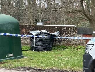 Onbekenden dumpen grote zak met gevulde bidons naast glasbol in Brugge: politie onderzoekt inhoud