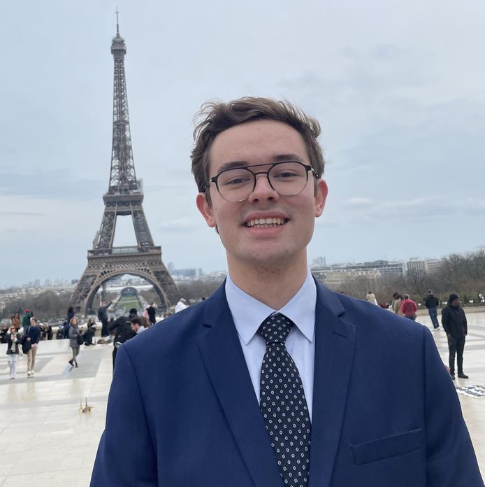 Rechtenstudent Simon (19) kroont zich tot wereldkampioen diplomatie ...