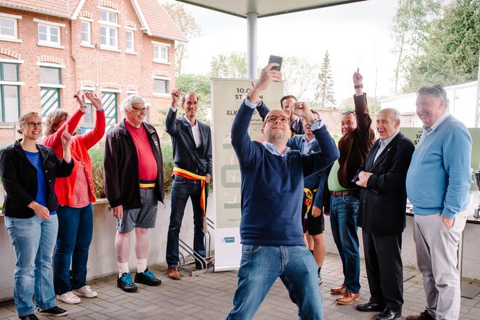 Radiopresentator Sven Ornelis stapte deze voormiddag de clash symbolisch op gang, samen met de burgemeester van Bever, de winnende gemeente van de vorige editie.