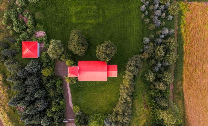Met meerdere mensen bij elkaar wonen in een heel groot huis en een grote tuin.