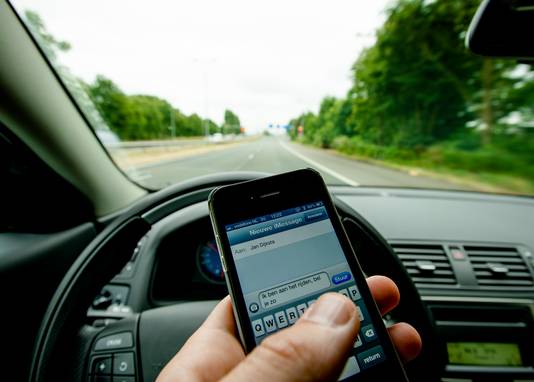 240 euro kost de bekeuring voor het vasthouden van de mobiele telefoon tijdens het rijden