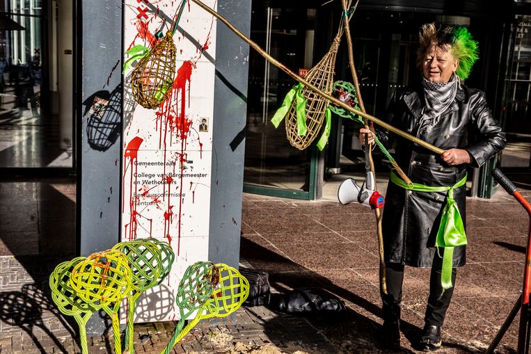 Kunstenaarsgroep 'De Sigaristen' smeert de Stopera in met nepbloed.  Beeld Amaury Miller