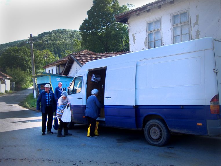 De boodschappenbus die de weinige bewoners van het ontvolkte westen van Bulgarije van levensmiddelen en medicijnen voorziet. Beeld ALEXENIA DIMITROVA