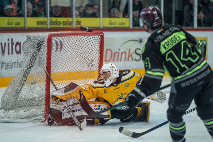 Tim Lucca Krüger maakt de 4-3 voor Starbulls Rosenheim, wat de winnende treffer blijkt.